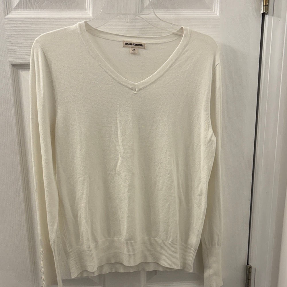 White light weight v neck sweater NWOT. Size medium